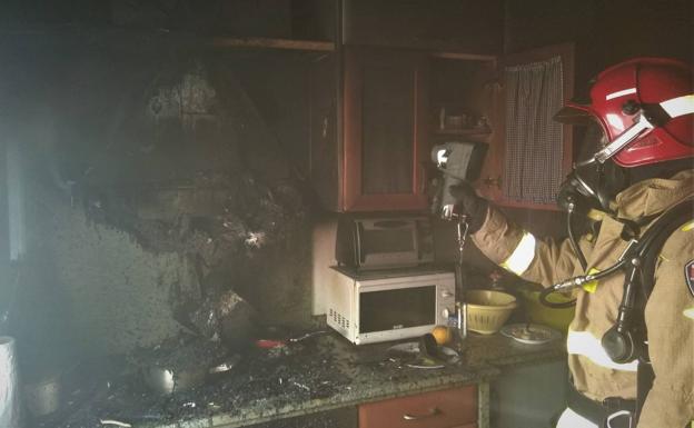 Dos ancianas heridas por inhalación de humo en el incendio de una vivienda en Ceutí