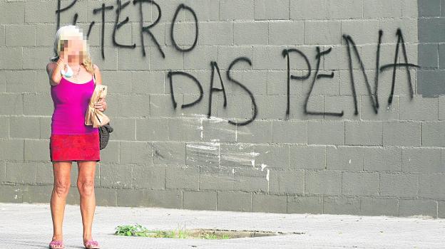 Las calles cercanas a la Ciudad de la Justicia de Murcia se llenan de preservativos usados y suciedad