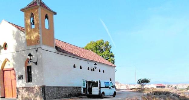 Limpian el entorno de la iglesia de Los Rodeos en Campos del Río