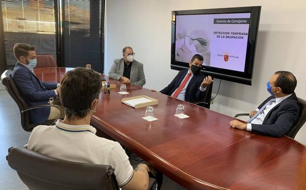 Fomento estudia una cobertura legal para que los cerrajeros puedan prevenir la okupacion