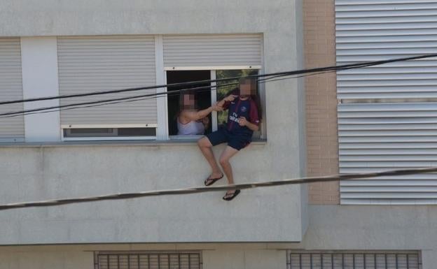 Varios agentes de la Policía Nacional evitan que un hombre se lance al vacío desde la ventana de su casa