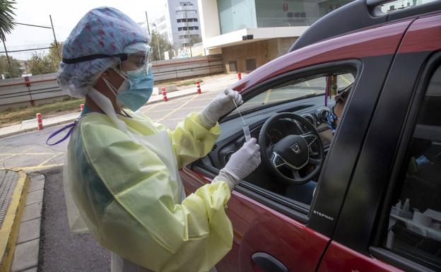 Salud abre un punto 'Auto-Covid' en el hospital del Rosell, en Cartagena