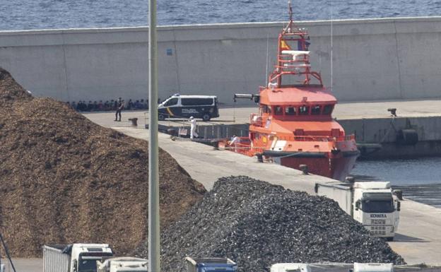 Dieciséis inmigrantes llegan en una patera a Cartagena