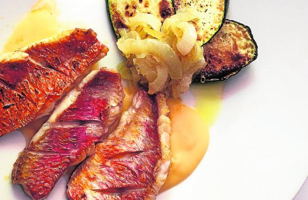 Salmonetes sobre crema de salmonetes