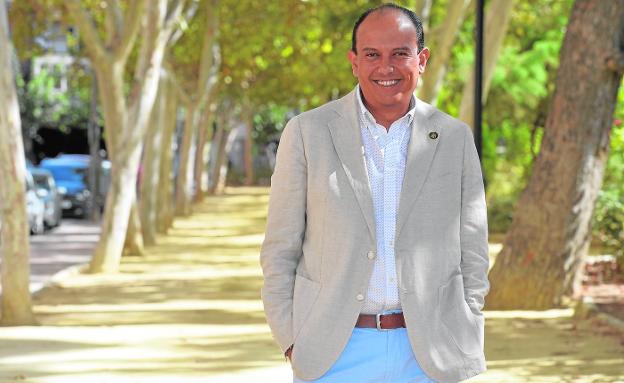 Cónsul de Ecuador: «Nos cuesta reprimir el contacto físico y las ganas de compartir con los otros»