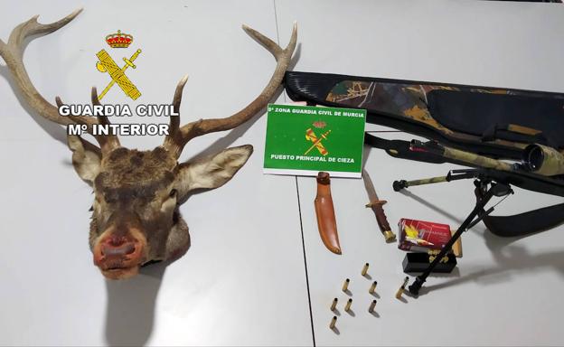 Sorprenden a dos cazadores en Cieza presuntamente relacionados con la caza furtiva de un venado