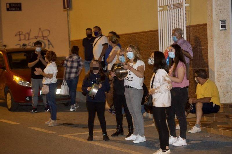 Cacerolada en Torreagüera contra varios grupos de okupas