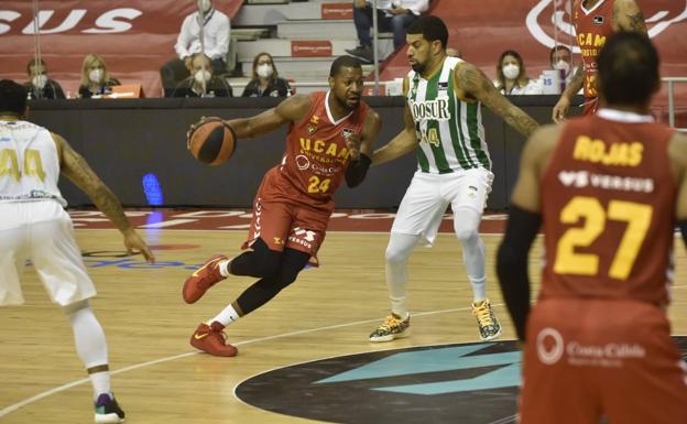 El UCAM logra una victoria de quilates en el Palacio tras derrotar al Coosur Real Betis (74-72)