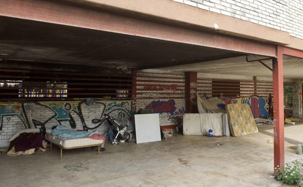 Suciedad, riñas y amenazas indignan a los vecinos de la vieja guardería de Centrofama en Murcia