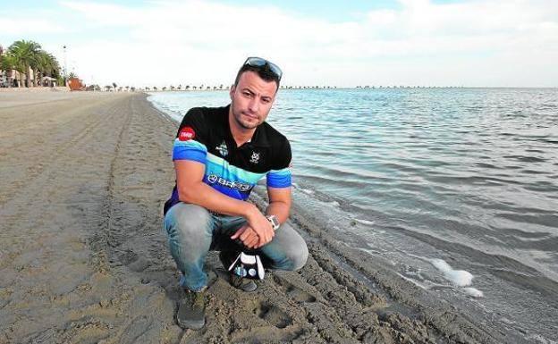El nadador Alberto Lorente bate el récord del mundo nadando a ciegas en el Mar Menor