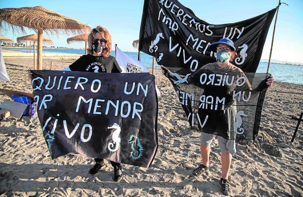 Velas y violines para denunciar la degradación del Mar Menor