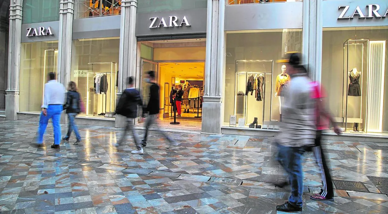 Zara echa la persiana en la calle Mayor de en un otoño negro para el comercio del centro | La Verdad