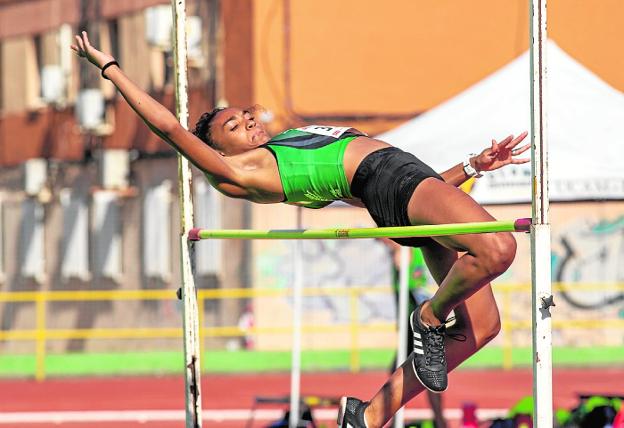 Vuelta escalonada a los pabellones y normalidad en las pistas de atletismo