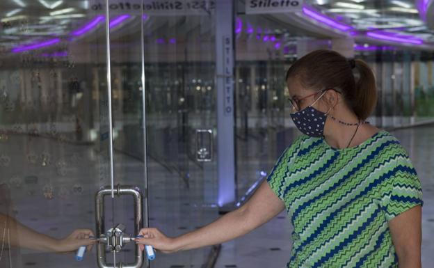 La mitad de familias con empleo tienen que pedir dinero a parientes o amigos