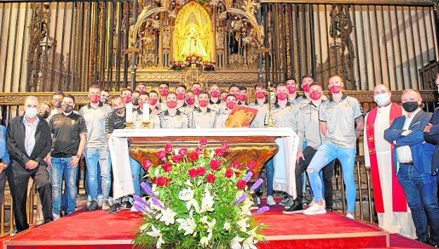 Ofrenda floral de los granas en la Catedral