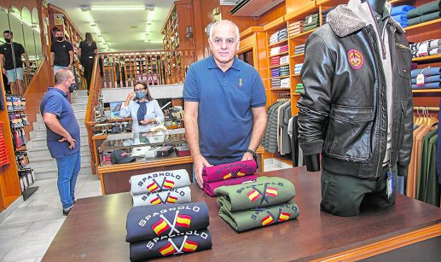 Los comerciantes de Cartagena responden a la crisis con rebajas, promociones y la venta en internet