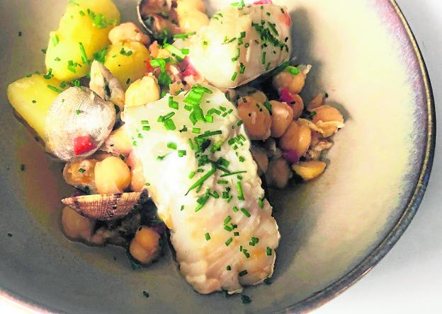Garbanzos con bacalao y almejas