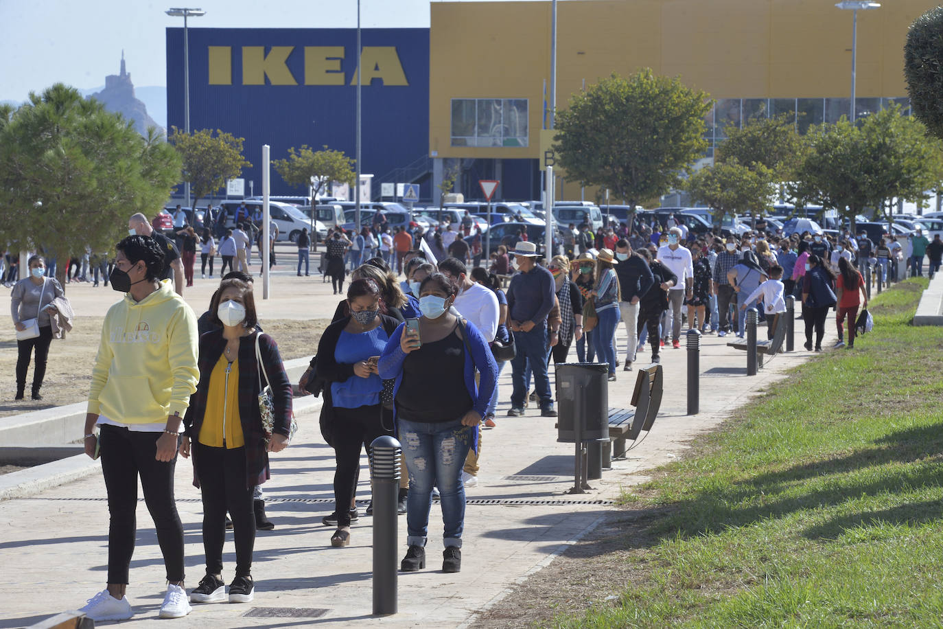 Colas en el centro comercial Thader por las elecciones bolivianas
