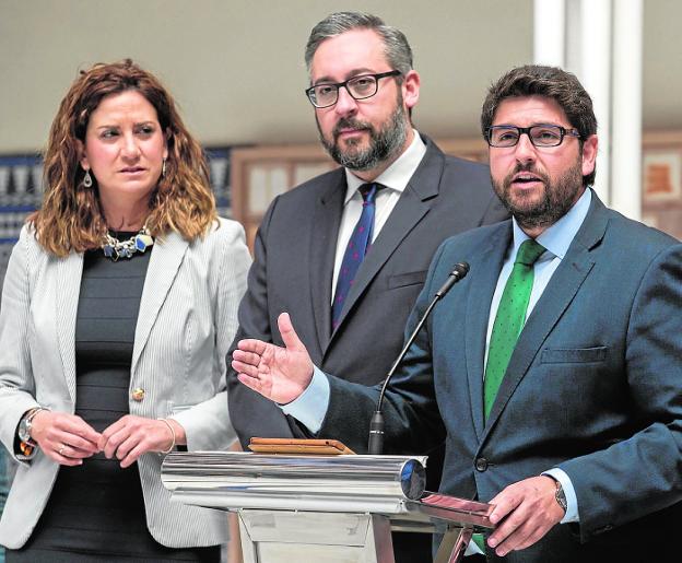 López Miras, con Patricia Fernández en el rabillo del ojo