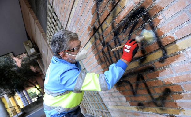 Un nuevo plan de choque contra las pintadas vandálicas en Murcia arranca en el barrio de La Flota