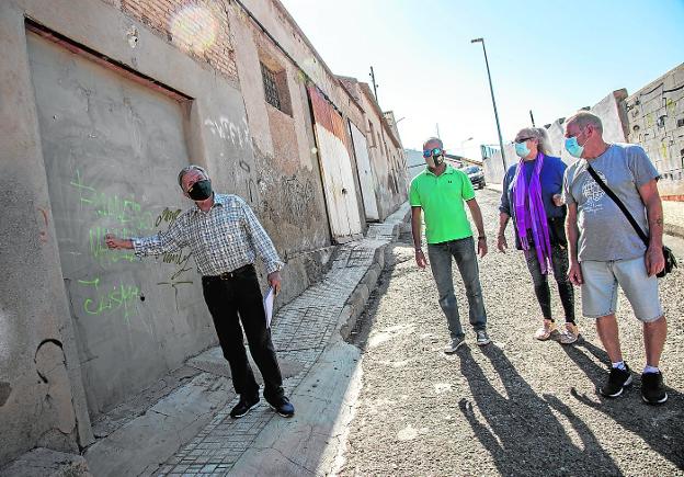 Vecinos del barrio cartagenero de San Antón tapian una docena de casas para ahuyentar a los okupas