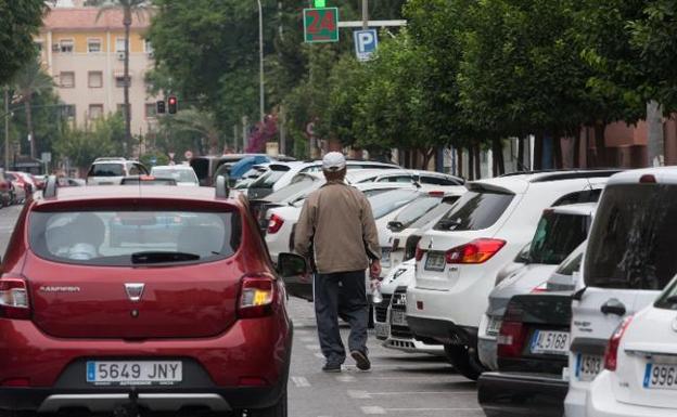 Un 'gorrilla' amenaza a los policías que le quitaron 3 euros que había recaudado en un aparcamiento de Murcia