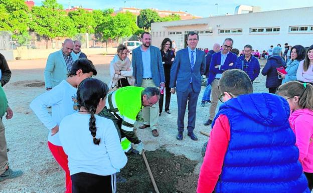 El Ayuntamiento de Murcia dotará de bancos, sombra y árboles a los colegios