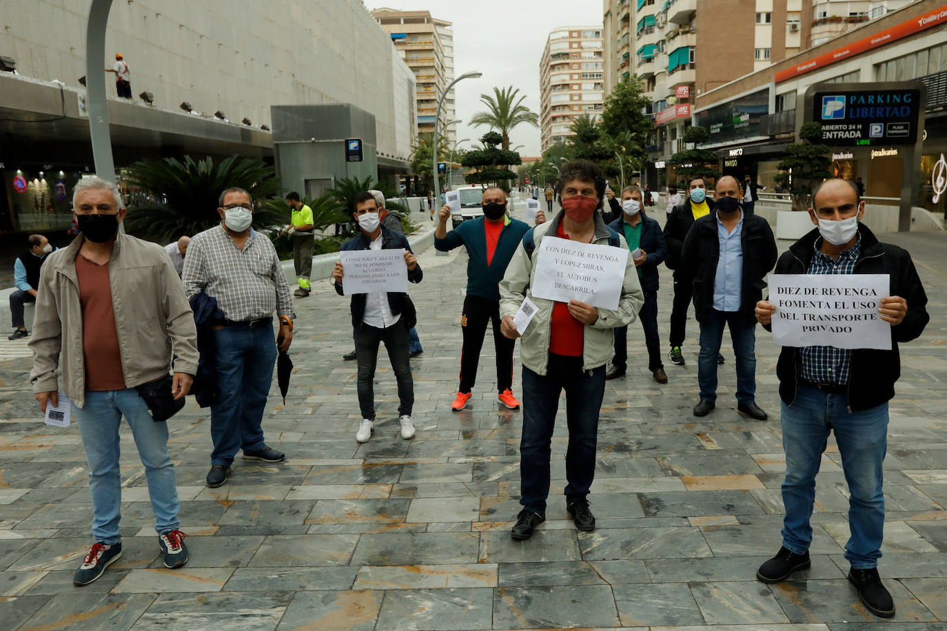 Concentración y marcha de los trabajadores de Latbus hasta la Consejería de Fomento