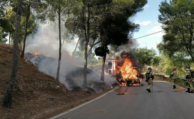 Bomberos de Murcia extinguen el incendio de un vehículo en la subida al Valle Perdido
