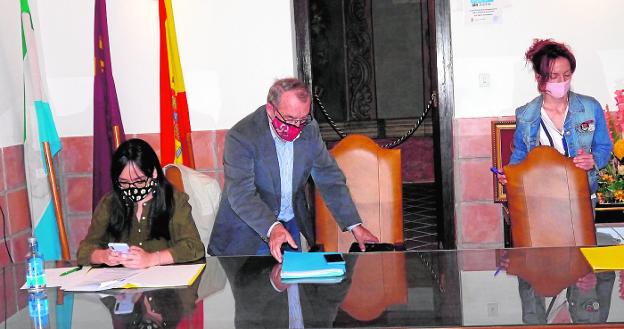 El alcalde de Ricote descarta dimitir y enarbola un informe policial