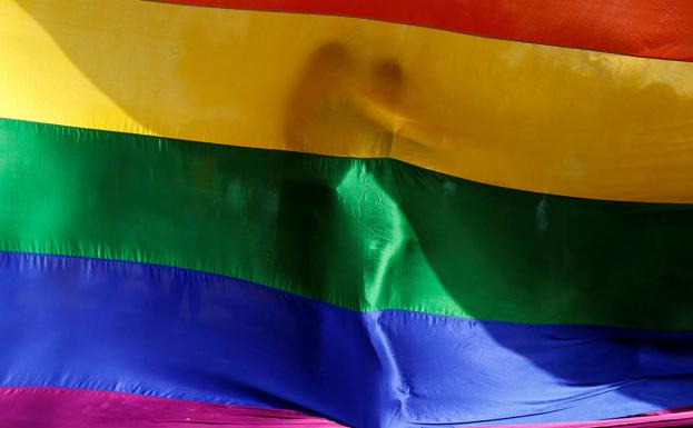 Una pareja gay denuncia que fue humillada por el dueño de un bar de Cartagena tras besarse