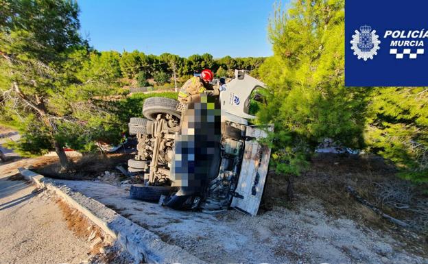 Rescatan herido al conductor de un camión que volcó en una obra en una pedanía murciana