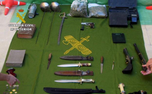 Desmantelan un punto de venta de droga e intervienen armas y antigüedades robadas en Albudeite