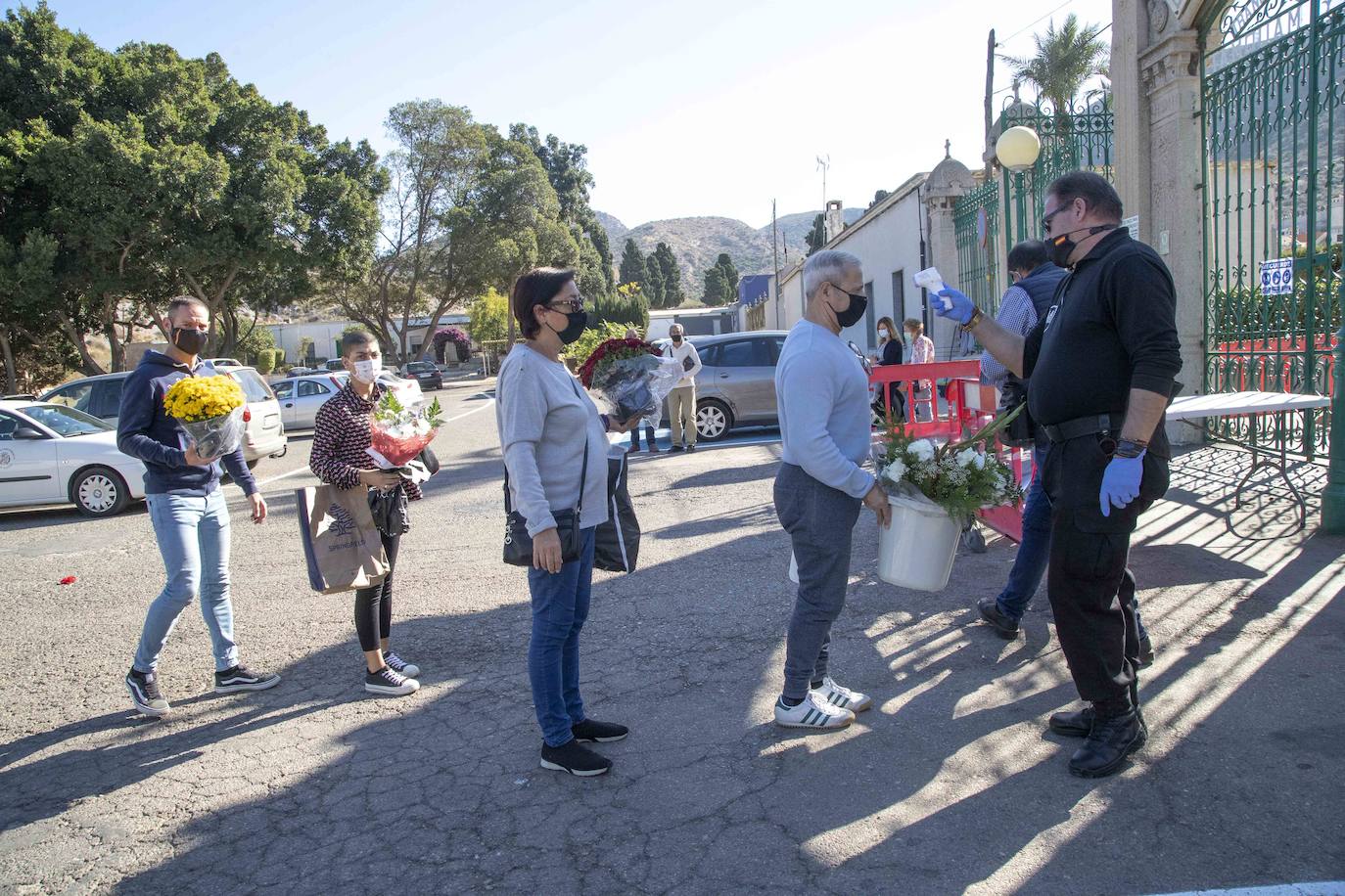 El miedo a los contagios escalona las visitas a los cementerios de Cartagena