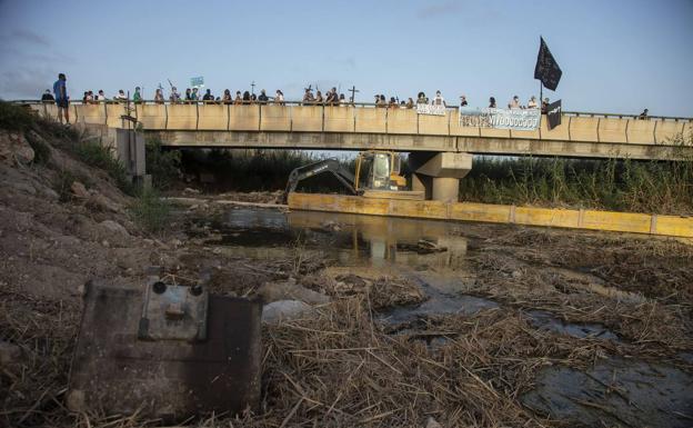 Los vecinos de Bahía Bella denuncian la reducción del cauce de la rambla del Albujón