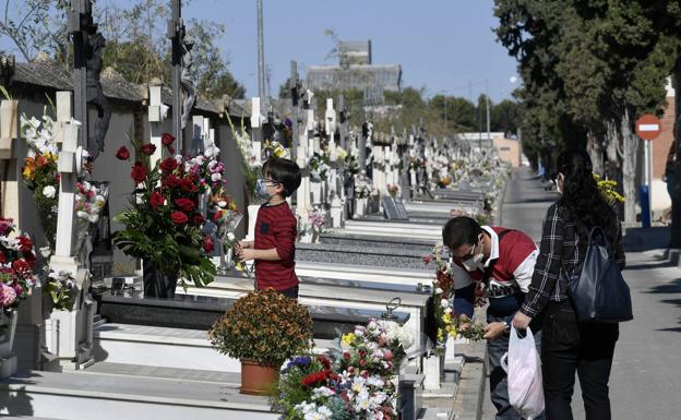 Visitas a 'cuentagotas' en el cementerio de Murcia