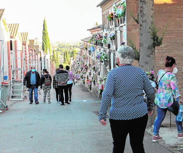 Sin aglomeraciones en las visitas a los camposantos de Lorca