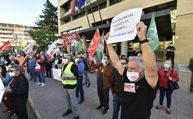 Los trabajadores de Latbus reducen la huelga a los jueves