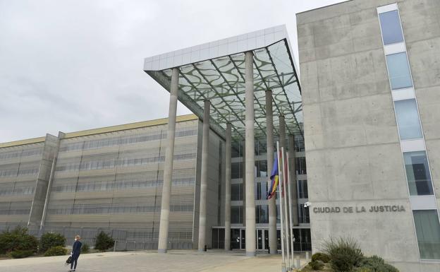 Procesan al acusado de pasar con su coche por encima de su madre en Sangonera