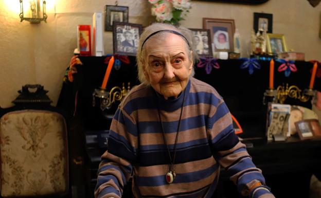 La maestra 'Doña Luisita', con el carné más antiguo de Anpe, cumple 106 años