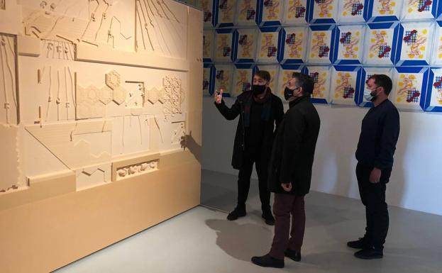 El Centro Párraga reúne la muestra de la investigación y creación 'Shadow Writing' de Lorenzo Sandoval