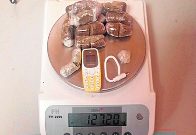 Vuelve de permiso con cien gramos de hachís y un teléfono en el ano