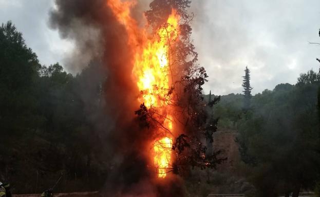 Extinguen un incendio producido tras un aparatoso accidente de tráfico en Algezares