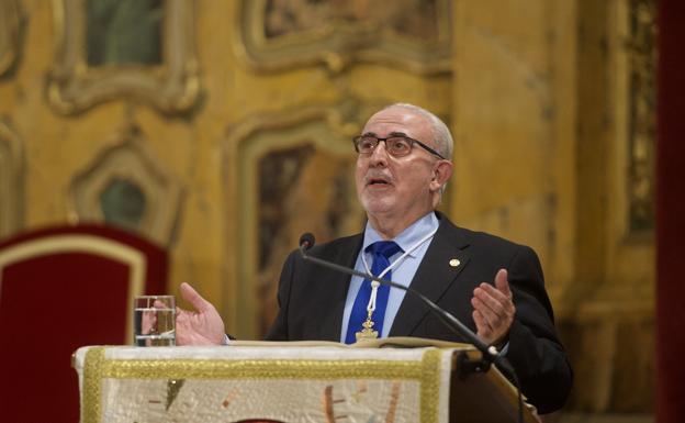 Mendoza: «La ingesta de vitamina C en grandes dosis fulmina el coronavirus»