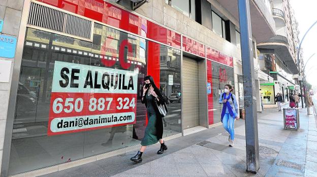 La proliferación de bajos comerciales en Murcia obliga a rebajar los precios hasta el 50%