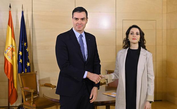 Arrimadas ignora las críticas y mantiene la apuesta centrista y de diálogo con Sánchez