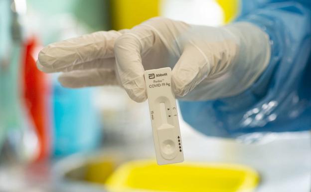 Villegas asegura que los test de antígenos permiten anticiparse en la detección de un 15% de los contactos estrechos positivos