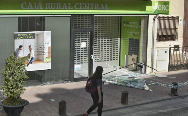 Arrancan un cajero en Zeneta con un camión pluma