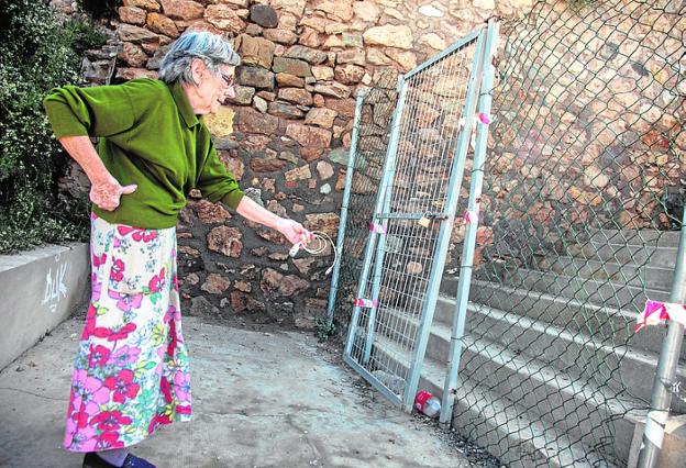 El botelleo resurge en un acceso al Parque Torres precintado varios años