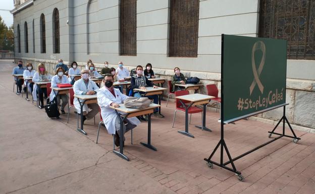 La concertada de la Región arrecia con sus protestas y saca las aulas al patio